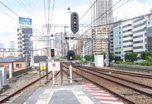 野田駅の高架橋を見る