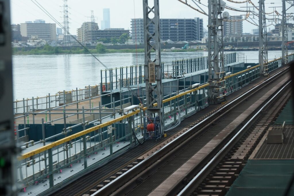 阪神なんば線　淀川橋梁で桁が平行移動